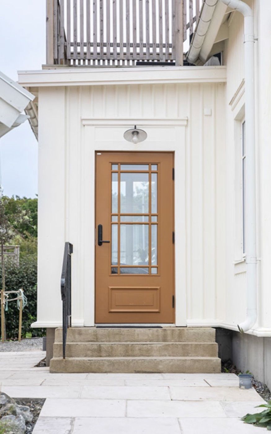 Entrédörr och trappa vid husets ingång