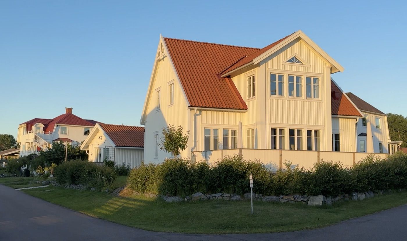 Exteriör av David och Emelies hus på Vrångö i kvällsljus